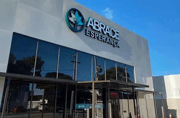 Associação Abrace é citada como modelo em plano nacional sobre cannabis medicinal